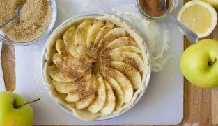 ricoprire la torta con fette di mele ricoprire la torta con fette di mele