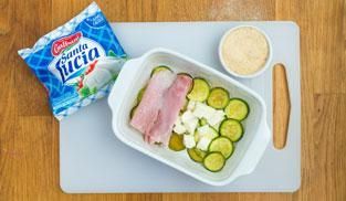 stendere in una pirofila strati di zucchine e prosciutto stendere in una pirofila strati di zucchine e prosciutto