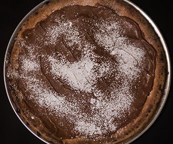 pizza al cioccolato con nocciole e mandorle