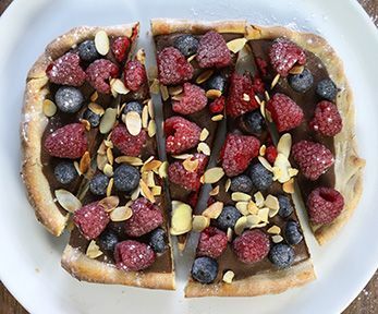 Pizza al cioccolato con frutti di bosco