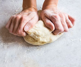 Come si impasta la pizza a mano Come si impasta la pizza a mano