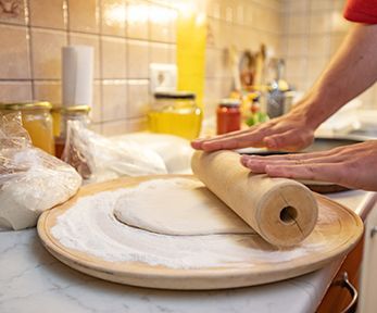 Stendere la pizza con il mattarello Stendere la pizza con il mattarello