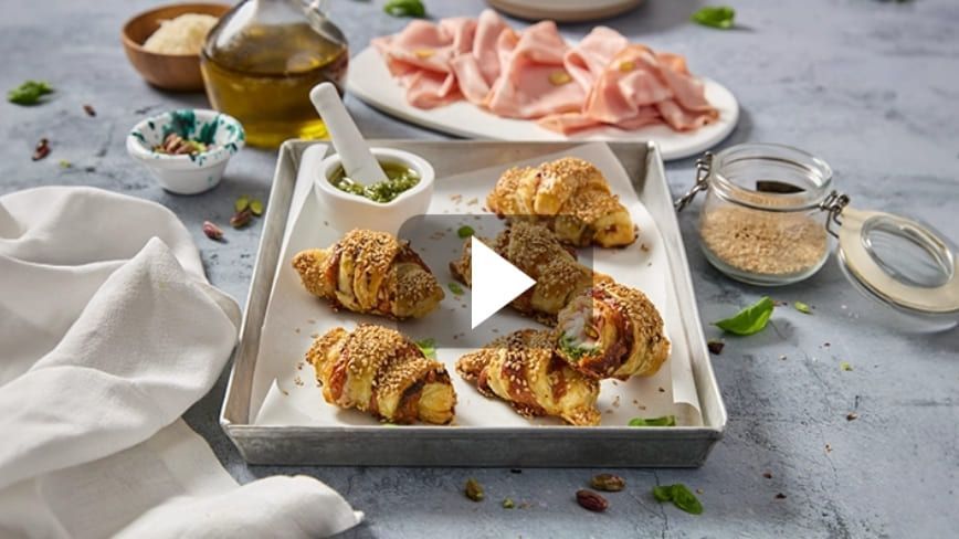 CORNETTINI DI SFOGLIA CON MORTADELLA AUGUSTISSIMA GALBANI, PESTO DI BASILICO E MOZZARELLA