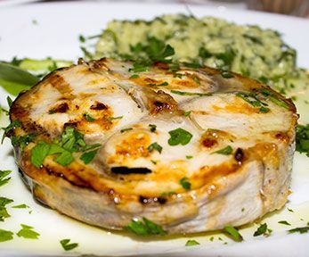 Come cucinare il pesce spada al vino bianco
