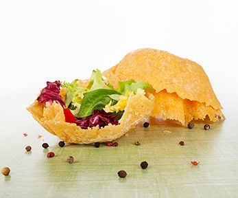 Come fare i cestini di cialda di formaggio