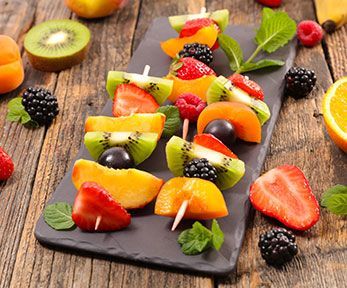 Come fare gli spiedini di frutta Come fare gli spiedini di frutta