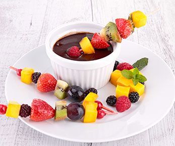 Come fare gli spiedini di frutta al cioccolato Come fare gli spiedini di frutta al cioccolato
