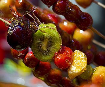 Come fare gli spiedini di frutta caramellata al limone
