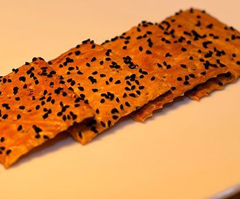 Come fare i crackers integrali con semi di papavero Come fare i crackers integrali con semi di papavero