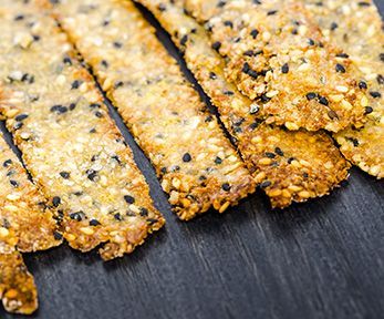 Come fare i crackers di quinoa con semi di sesamo Come fare i crackers di quinoa con semi di sesamo