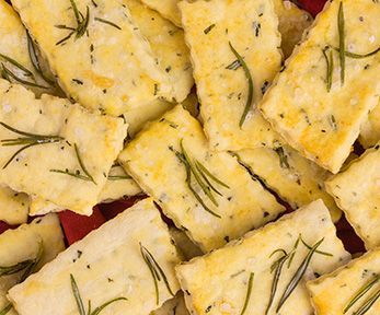 Come fare i crackers al rosmarino Come fare i crackers al rosmarino
