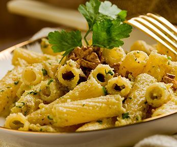 Come fare i maccheroni speck e noci