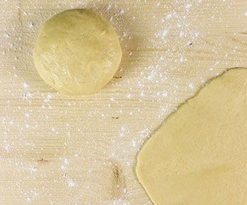La preparazione della pasta frolla La preparazione della pasta frolla