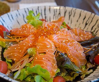 Come servire il salmone affumicato nelle insalate