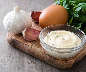 Come usare i tuorli avanzati per fare la salsa aioli Come usare i tuorli avanzati per fare la salsa aioli
