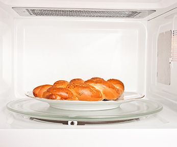Come ammollare il pane con il forno a microonde Come ammollare il pane con il forno a microonde