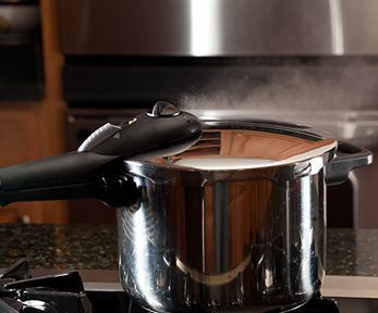 Come cucinare lo stinco di maiale con la pentola a pressione Come cucinare lo stinco di maiale con la pentola a pressione