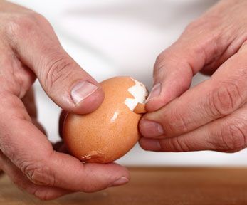 Come sbucciare le uova sode senza romperle