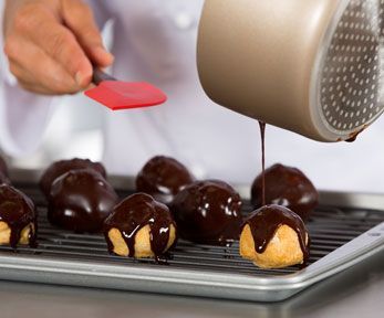 Come fare la glassa al cioccolato per i profiterol Come fare la glassa al cioccolato per i profiterol