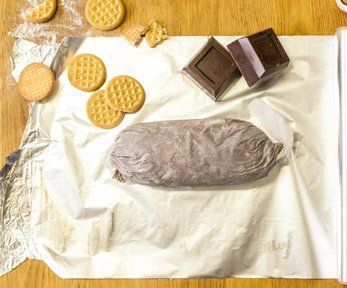 Come arrotolare il salame di cioccolato Come arrotolare il salame di cioccolato