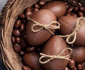 Come fare il salame di cioccolato con le uova di Pasqua Come fare il salame di cioccolato con le uova di Pasqua