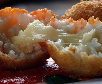 Come realizzare gli arancini con la mozzarella filante