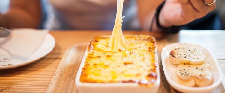 Come realizzare piatti filanti con la mozzarella