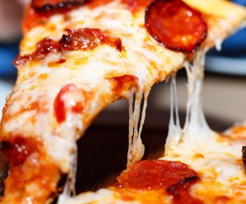 Come realizzare la pizza con la mozzarella filante