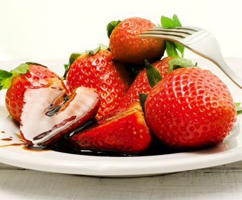 Come usare l'aceto balsamico in cucina su frutta e dolci Come usare l'aceto balsamico in cucina su frutta e dolci