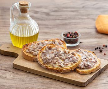 Come si fanno i crostini salsiccia e stracchino Come si fanno i crostini salsiccia e stracchino