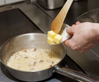 Mantecare il risotto con burro Mantecare il risotto con burro