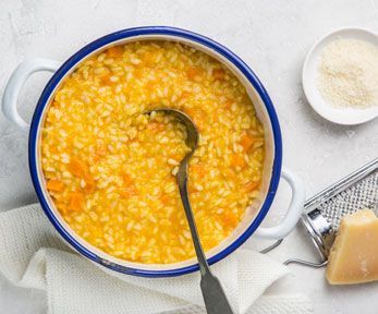 Mantecare il risotto con il formaggio grattugiato Mantecare il risotto con il formaggio grattugiato