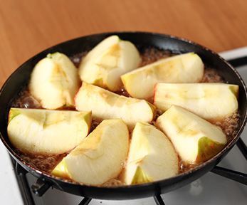 Come cucinare le mele in padella Come cucinare le mele in padella