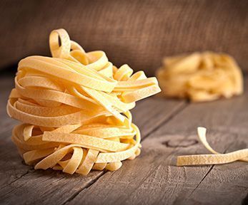 Nidi di tagliatelle al forno senza carne