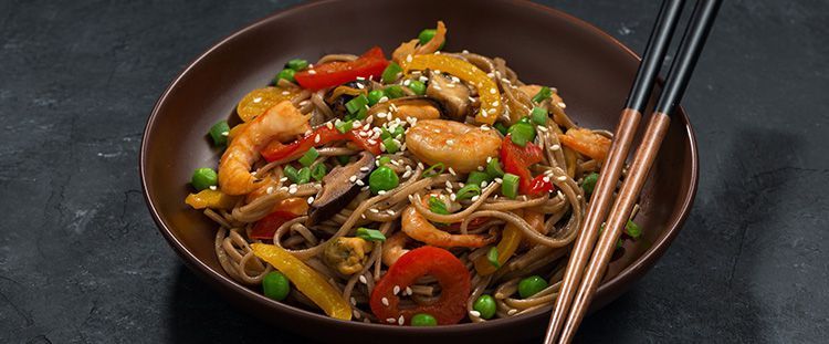 Giappone a tavola: la ricetta degli udon pollo e gamberi 