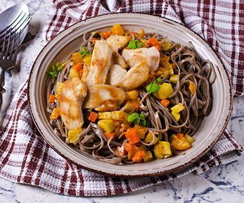 Giappone a tavola: la ricetta degli udon pollo e gamberi 