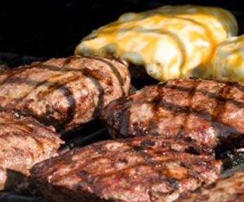 Cucinare gli hamburger alla piastra Cucinare gli hamburger alla piastra