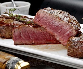 Cucinare la carne sulla pietra ollare