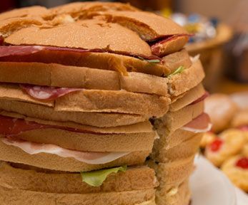 Panettone salato con mortadella, stracchino e pistacchi Panettone salato con mortadella, stracchino e pistacchi