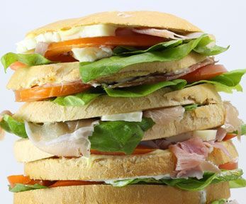 Panettone salato con salumi, verdure e formaggi Panettone salato con salumi, verdure e formaggi