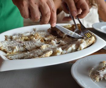 Come pulire il pesce al tavolo