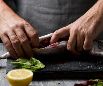 Come sfilettare il pesce senza la pinzetta da lische
