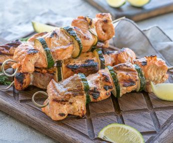 Come cucinare gli spiedini di pesce alla brace