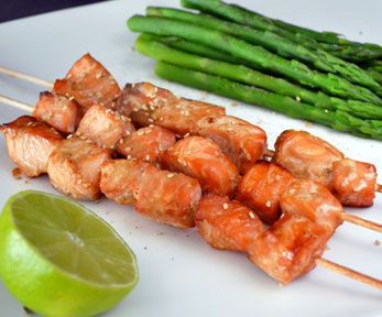 Come cucinare gli spiedini di pesce al forno