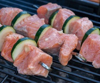 Come cucinare gli spiedini di pesce alla griglia