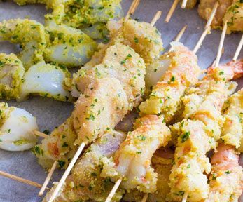 Come cucinare gli spiedini di pesce impanati
