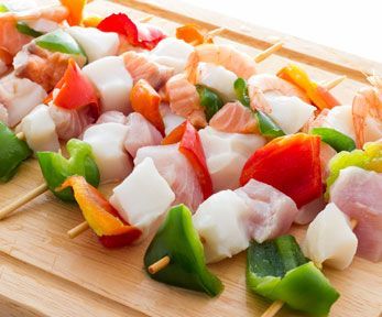 Come cucinare gli spiedini di pesce misti