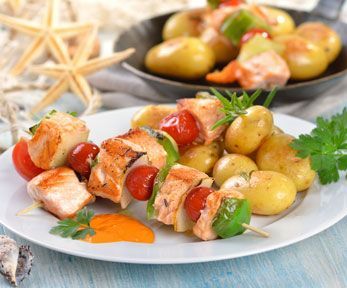 Come cucinare gli spiedini di pesce in padella