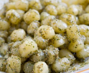 Come fare gli gnocchi al pesto di broccoli e noci Come fare gli gnocchi al pesto di broccoli e noci