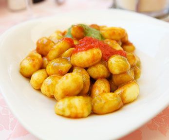 Come fare gli gnocchi al pesto alla siciliana Come fare gli gnocchi al pesto alla siciliana